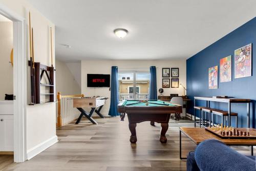 Hampton House | Fun Game Room Steps to Beach 2 Level Lux Condo