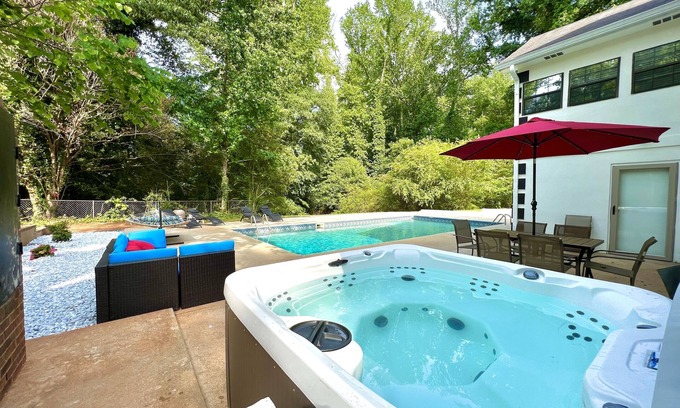 Fairburn House | Fun Spacious 3-level vacation home with Foosball,Sauna,BBQ,HotTub &SUMMER:Pool