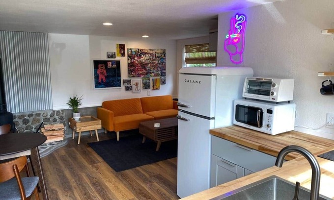 Freshwater Apartment | Funky Farm Apartment on 2 Acres to Wander