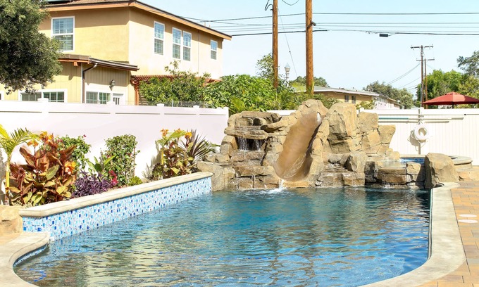 Anaheim Colony Historic District House | Funtierland + Walt's Place + Close to Disney + Shared Pool and Splash Pad