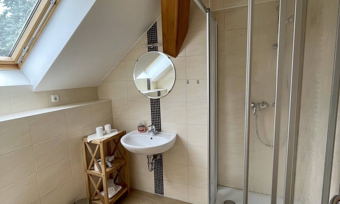 Trebbin Apartment | Gästezimmer mit Bezaubernden Garten und Koi-teich