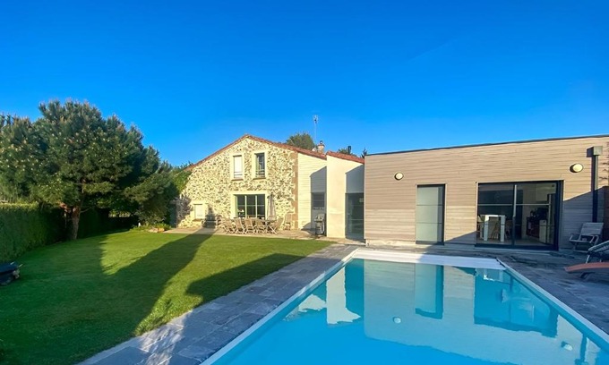 Saint-Andre-de-la-Marche House | Gîte à SAINT ANDRE DE LA MARCHE proche du Puy du foù