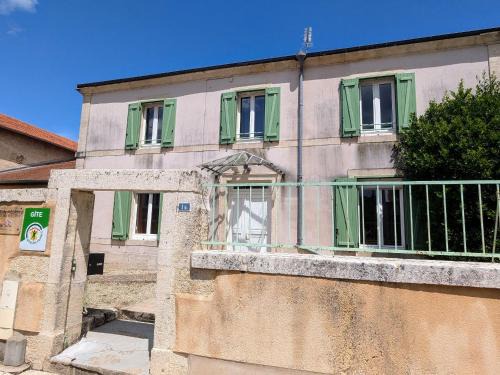 Mecrin House | Gîte accueillant 10 pers avec terrasse, proche nature, idéal pour famille et PMR à Mécrin - FR-1-585-12