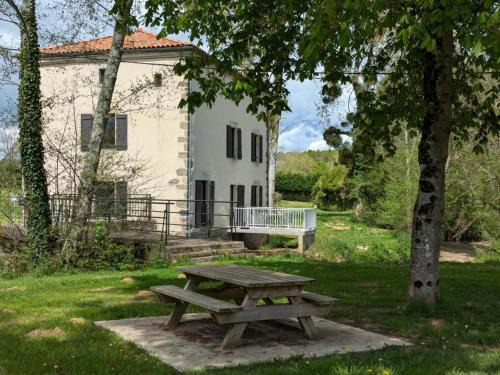 Saint-Maurice-des-Lions House | Gîte au Moulin: confort moderne avec terrasse et WIFI - FR-1-653-271