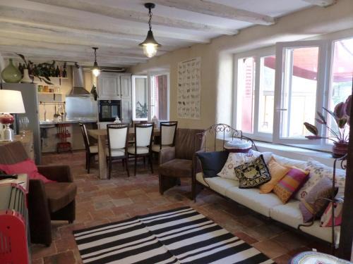 Vicq House | Gîte chaleureux à la ferme près de Vulcania avec jardin et activités enfants - FR-1-489-166