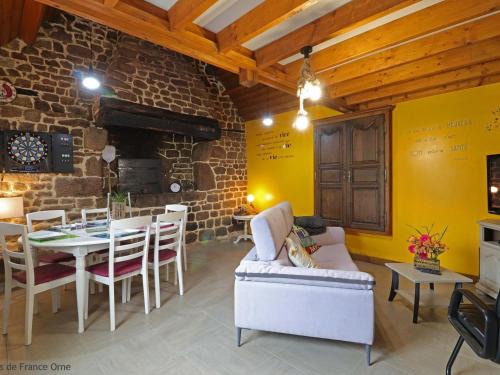 Saint-Mars-d'Egrenne House | Gîte champêtre avec animaux, terrasse, jeux extérieurs, et ateliers couture près de Saint-Mars-d'Égrenne. - FR-1-497-149
