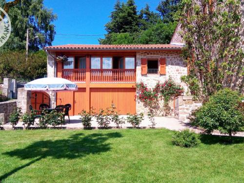 Merle-Leignec House | Gîte cosy 1 ch. avec jardin, animaux admis, rando et patrimoine aux Monts du Forez - FR-1-496-45