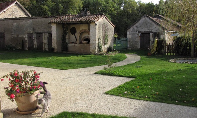 La Bussiere Cottage | Gîte de caractère, 3*, on a Poitou farm (86310), in the heart of nature!