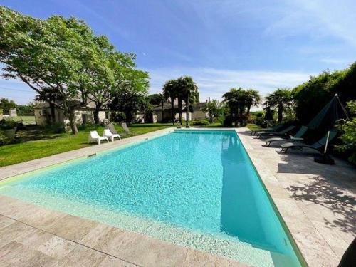 Savigny-en-Veron House | Gîte de charme avec piscine chauffée, clim et WiFi en Loire - FR-1-381-602