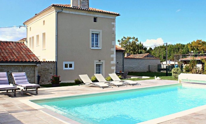 Vars House | Gîte de charme avec piscine chauffée, jardin privatif et équipements bébés, à 15 min d’Angoulême - FR-1-653-16