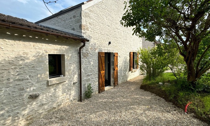 La Neuville-sur-Essonne House | Gîte du Val D'auneau, 5 Ch., 3 Sdb, Piscine, Barques, Pétanque, Baby-foot