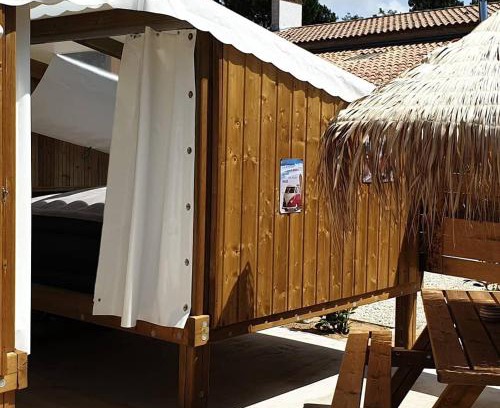 Les Mathes Cabin | Gîte insolite vue sur le ciel étoilé , cuisine, salle d eau, 2 chambres , proche du zoo de La Palmyre