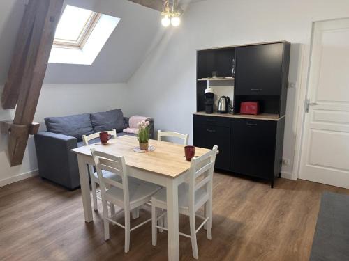 Saint-Bonnet-de-Four House | Gîte Jaune : Évasion Nature avec Animaux et Confort Inclus - FR-1-489-560