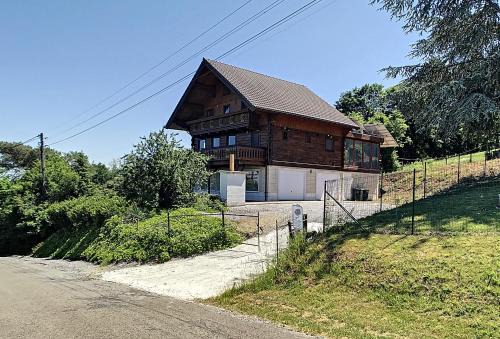Winenne House | Gîte Le Chalet Suisse Dion