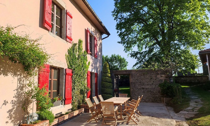 Besain House | Gîte Situé au Cœur du Jura. Proche Cascades, Lacs, Vignobles, Sentiers, Forêts