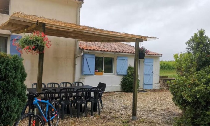Berson House | Gîte spacieux dans un vignoble-Détente et Nature