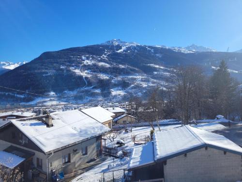 Bourg-Saint-Maurice House | gîteduruisseau73, maison entière 80 m2 exposée sud, à 5 minutes en voiture du funiculaire pour Les Arcs Paradiski, , 2 chambres 2 salles de bain avec terrasse et garage