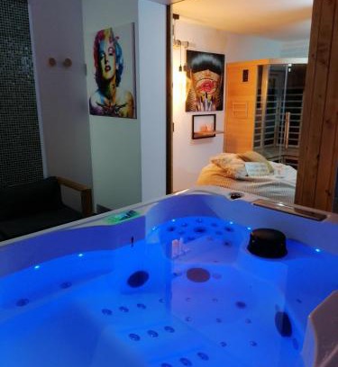 Calais House | Gîtes déco pop et chaleureuse avec jacuzzi, sauna, piece coquine