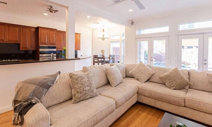 Houston Villa | Galleria | Luxury villa | Pool w/ waterfall