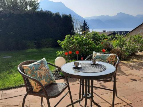 Altmuenster Apartment | Gallery - Terrasse mit Seeblick und Garten