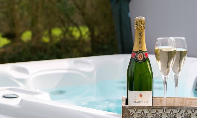 Marianglas Cottage | Gamdda Fawr - a hot tub that sleeps 8 guests in 4 bedrooms