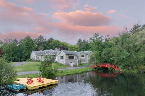 Palenville House | Game Farm Villa by AvantStay 10BDR Private Pond Spa Pool Family-Friendly
