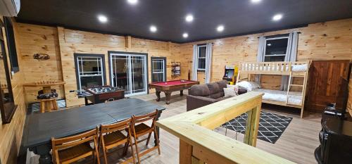 Laurelville House | GameRoom, HotTub, Piano, 5mi to OldManCave - Hocking Hills Copper House