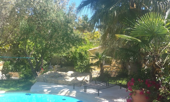 La Garde House | Garden level in beautiful country house by the pool