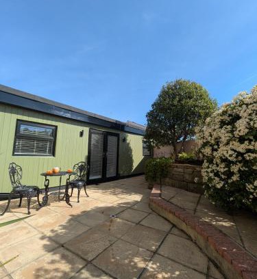Torquay Apartment | Garden studio near sea