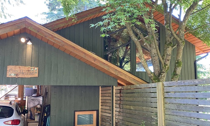 Bowen Island House | Garden suite at Casa Helena pet friendly Lisence#00000705