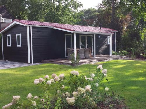 Elst Ski Chalet | Garden View chalet with terrace or conservatory near Amerongse Berg
