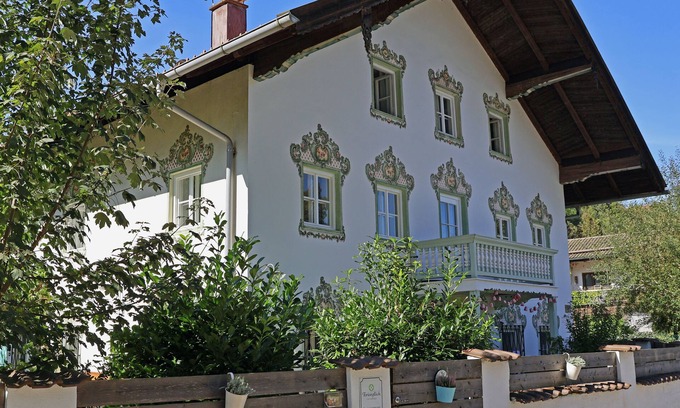 Traunstein Apartment | Gartenglück - Relaxed holidays in a historic building