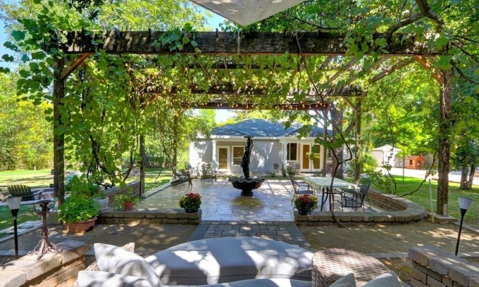 Fair Oaks House | Gated Guesthouse King Bed by FO Village