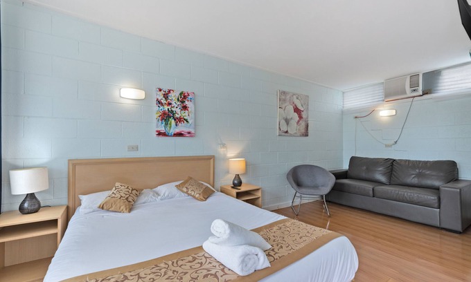 Strathmerton House | Gazebo Motor Inn - Clean Motel Room near Murray River, Private Bathroom
