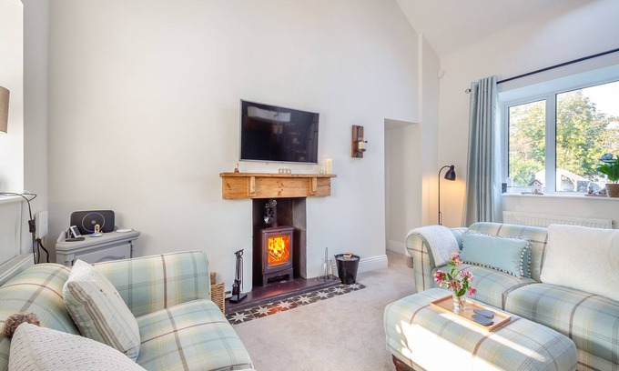 Pen-y-sarn Cottage | Tyn Giat Cottage offers a perfect home for your relaxing getaways.