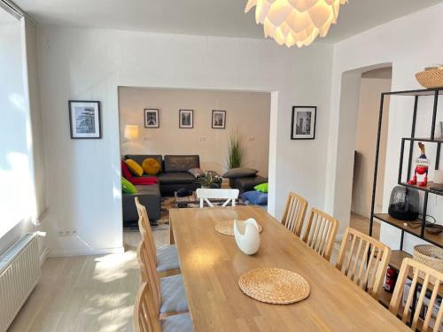 Eimsbuettel Apartment | Gemütliche, große 6-ZKB,EG-Wohnung im Herzen Eimsbüttels-2WC&2Duschen
