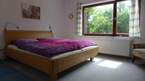 Tuchenbach House | Gemütliches Zimmer mit Doppelbett und Tischtennisraum