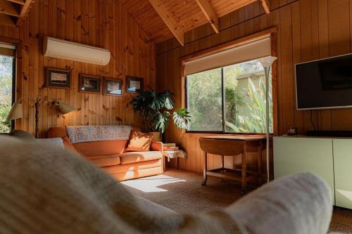 Akaroa House | Geoff's - beach, bush and bliss