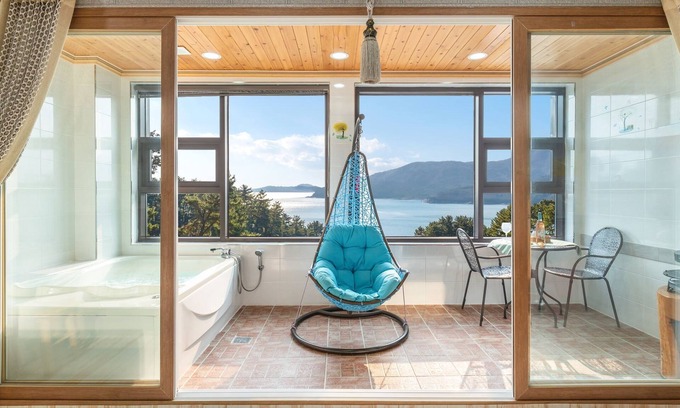 Irun-myeon House | Geoje Marine Castle Spa Pension