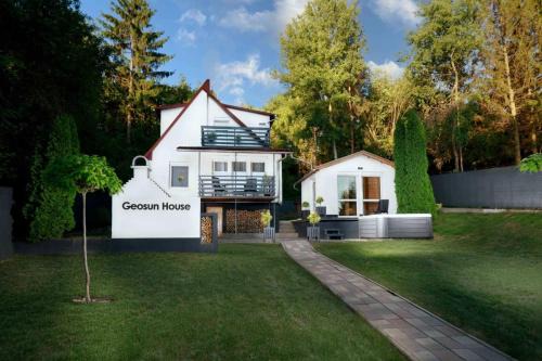 Salgotarjan Villa | Geosun House