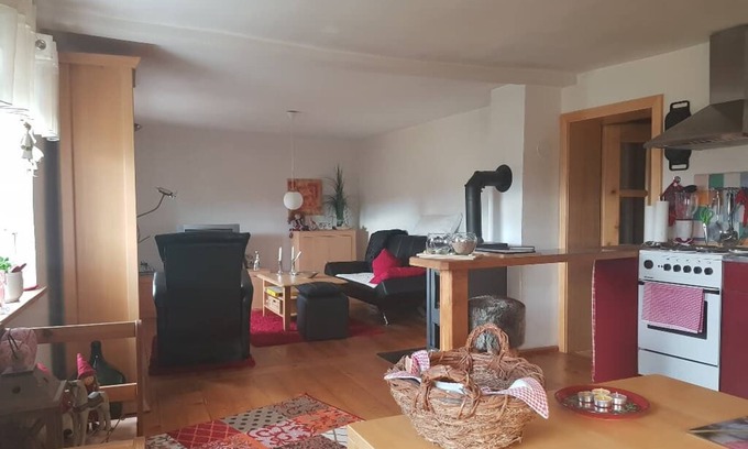 Bad Koetzting Apartment | Geräumige 100qm Ferienwohnung für bis zu 3 Personen mit gemütlichem Kaminofen im Wohnzimmer und komfortabler Ausstattung