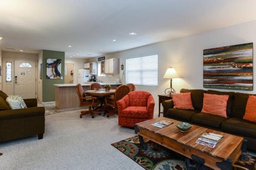 Branson Apartment | Getaway at the Greens