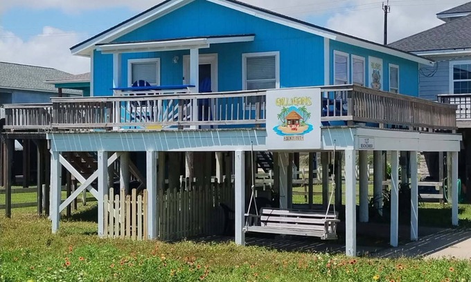 Surfside Beach Cottage | GILLIGANS BEACH HUT. RELAXING BEACHFRONT GETAWAY-PET FRIENDLY