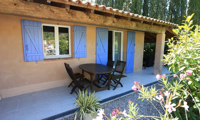 Saint-Paul-en-Foret Apartment | Gîte in a superb Provencal farmhouse nestled in 4300 m² of parkland