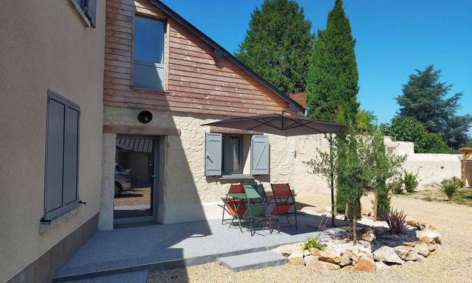 Distre House | GÎTE L'OASIS 10' from Saumur, the Château, the Cadre Noir and the freeway