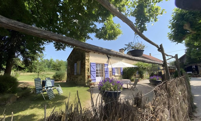 Le Buisson-de-Cadouin House | Gîte La Forge – Holiday Home with Shared Pool and Garden View in Bazeilles