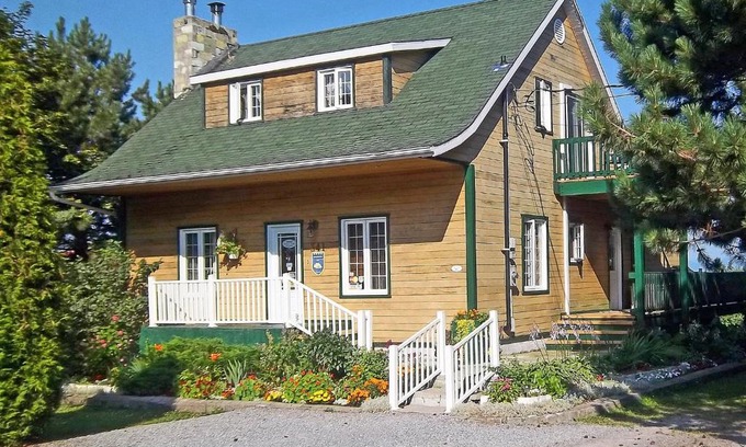 Notre-Dame-du-Portage Bed & Breakfast | Gîte La Halte Du Verger Bed and Breakfast