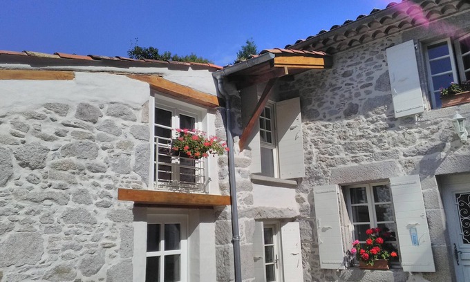 Saint-Salvy-de-la-Balme Villa | Gîte le Coumis with large park 6 persons animals accepted