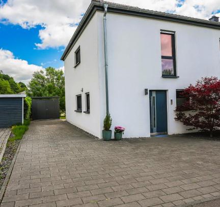 Fohren House | Glückshälfte - Moderne Haushälfte mit XXL-Parkplatz, Bike-Storage & Garten nahe Trier