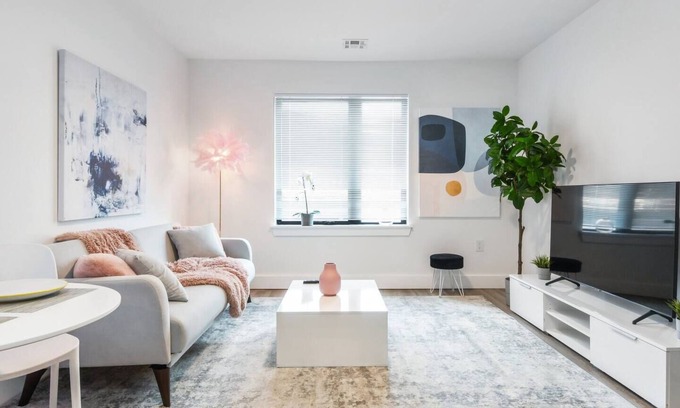 Orange Hotel | Glam! | 2BR apt | Free Parking